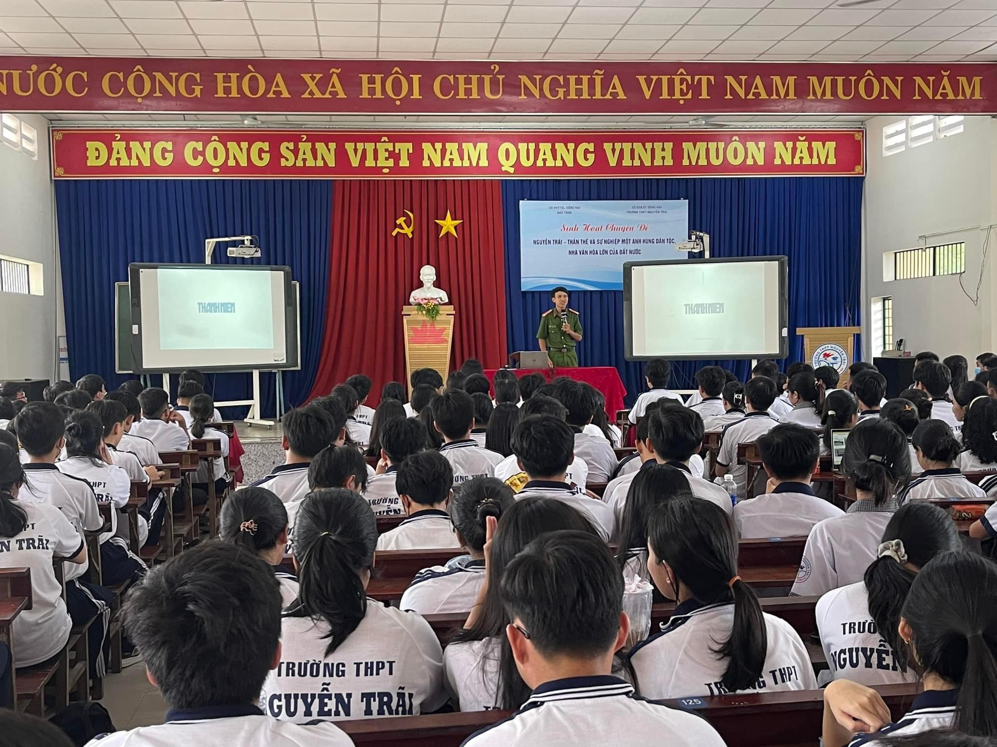 Có thể là hình ảnh về 2 người và văn bản