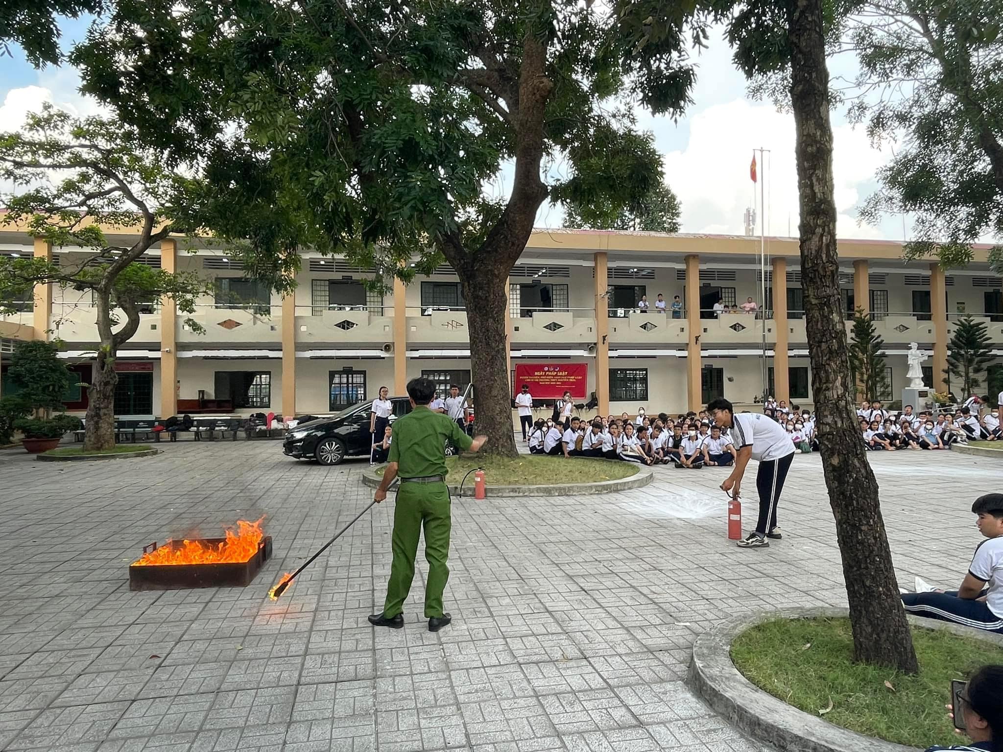 Có thể là hình ảnh về 6 người