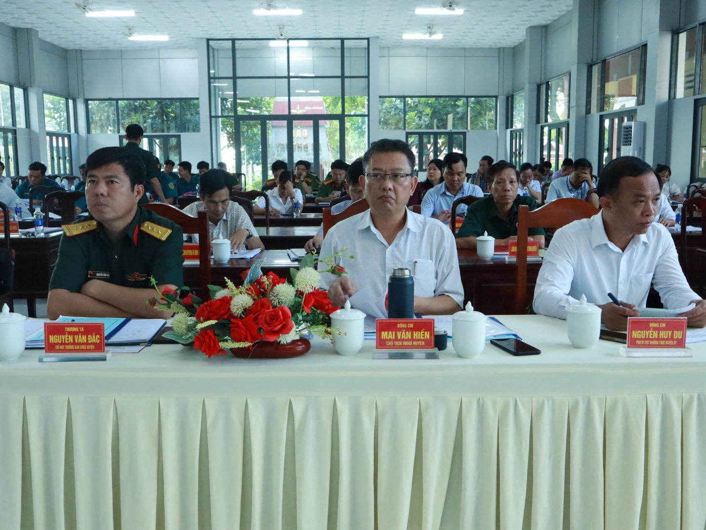 Có thể là hình ảnh về 8 người, cái bục và văn bản