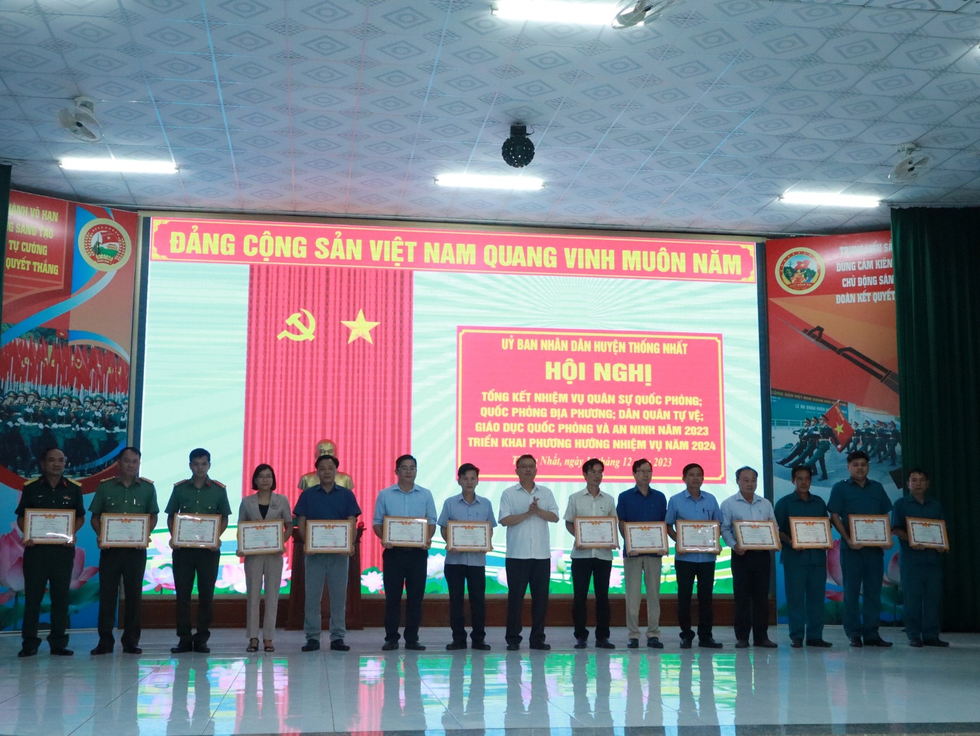 Có thể là hình ảnh về 15 người và văn bản cho biết 'HẠN GSANG TU CƯỜNG QUYẾT THĂNG ĐẢNG CỘNG SẢN VIỆT NAM QUANG VINH MUÃN NĂM DUNGCAMIÊN AMKIÊN CHỦĐỘNGSÁN ĐOÀN KẾT QUYẾT BAN NHÂN DÂN HUYỆN THỐNG NHẤT HỘI NGHỊ TỐ»”NG KẾT NHIỆM QUÂN QUỐC PHÒNG; QUỐC PHÒNG PHƯƠNG; DÂN QUAN GIÁO QUỐC PHÒNG ÀAN INH NĂM 2023 TRIỂN KHAI PHƯƠNG HƯƠNG NHIỆM NĂM 2024 Nhất'