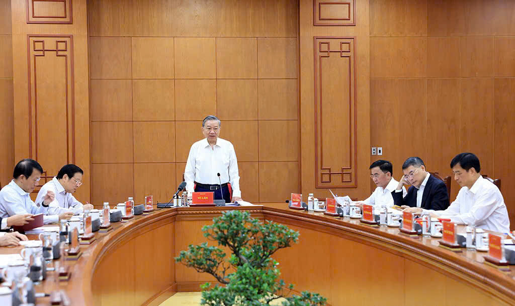 A person standing in a meetingDescription automatically generated