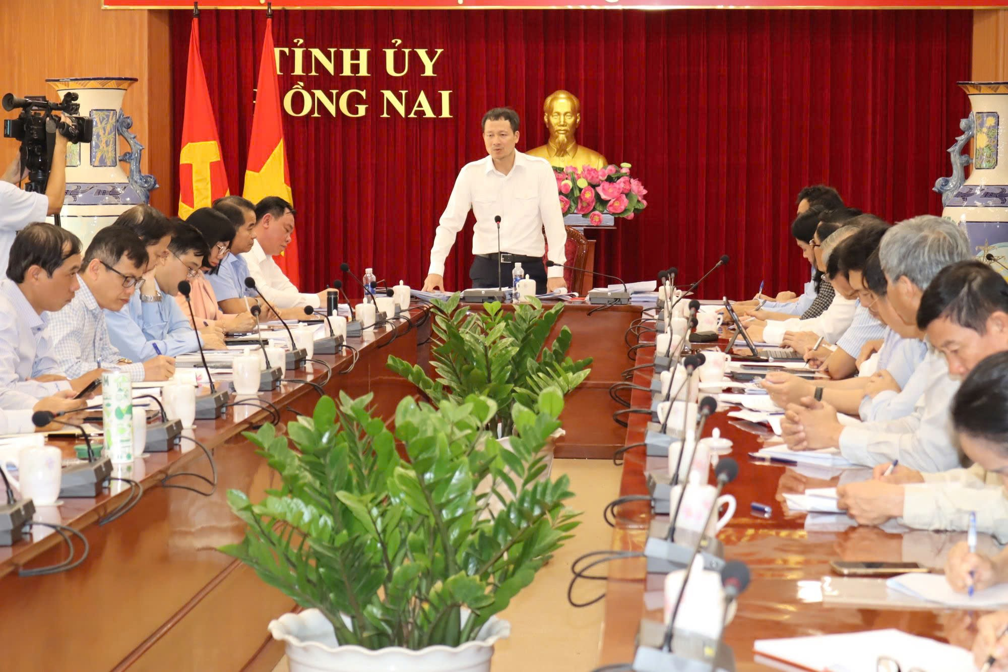 A group of people sitting at a tableAI-generated content may be incorrect.