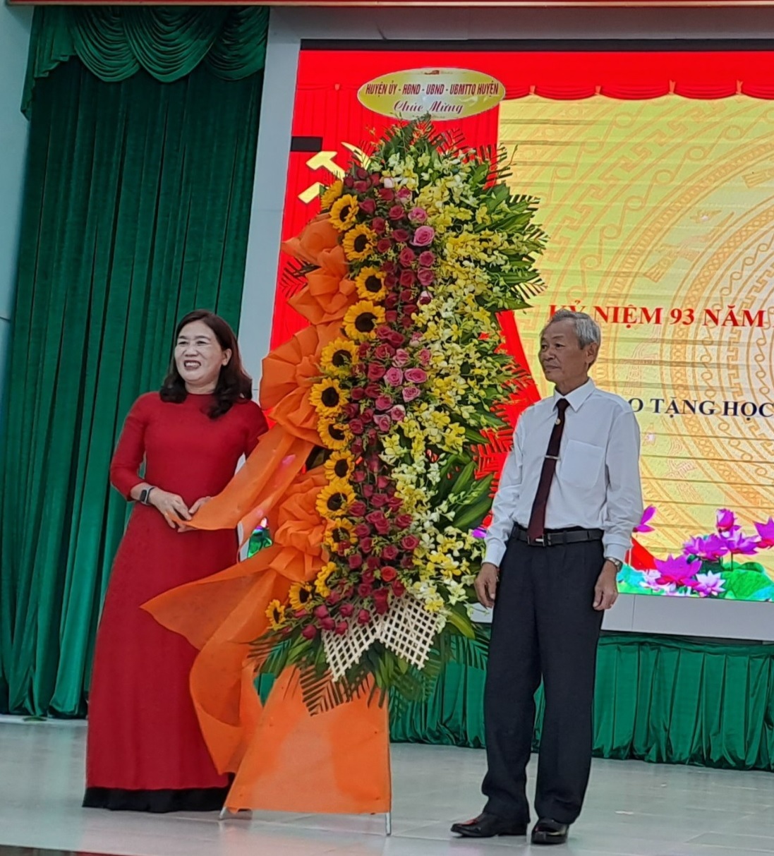 Đ/c Nguyễn Trung Th&agrave;nh - B&iacute; thư Huyện ủy tặng hoa ch&uacute;c mừng 