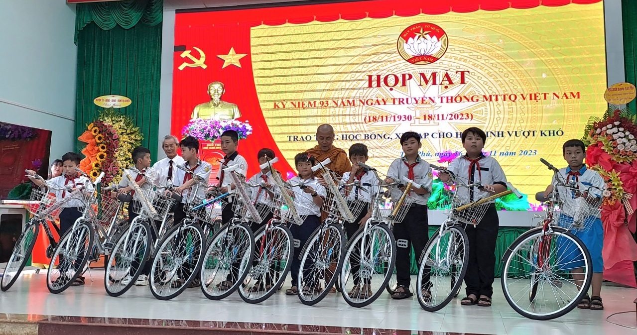 Đ/c Nguyễn Trung Th&agrave;nh B&iacute; thư Huyện ủy v&agrave; H&ograve;a thượng Th&iacute;ch Ph&aacute;p Cần - Trưởng Ban trị sự Phật gi&aacute;o huyện tặng xe đạp cho học sinh vượt kh&oacute;