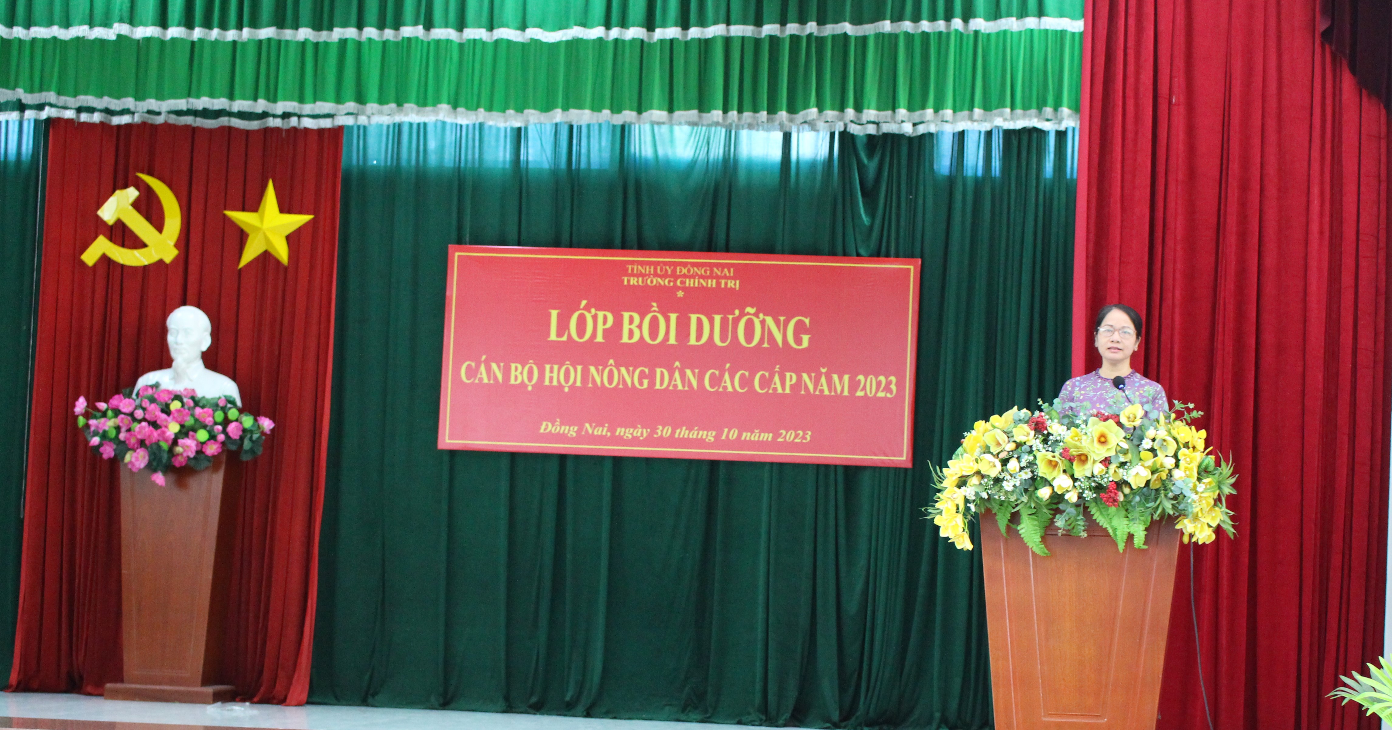 Description: C:\Users\DAINHATMINH\Desktop\đ.c Hồ Thị Sự phát biểu tại lớp bồi dưỡng.JPG
