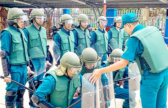 Trung đội d&acirc;n qu&acirc;n thường trực Khu c&ocirc;ng nghiệp Bi&ecirc;n H&ograve;a t&iacute;ch cực luyện tập