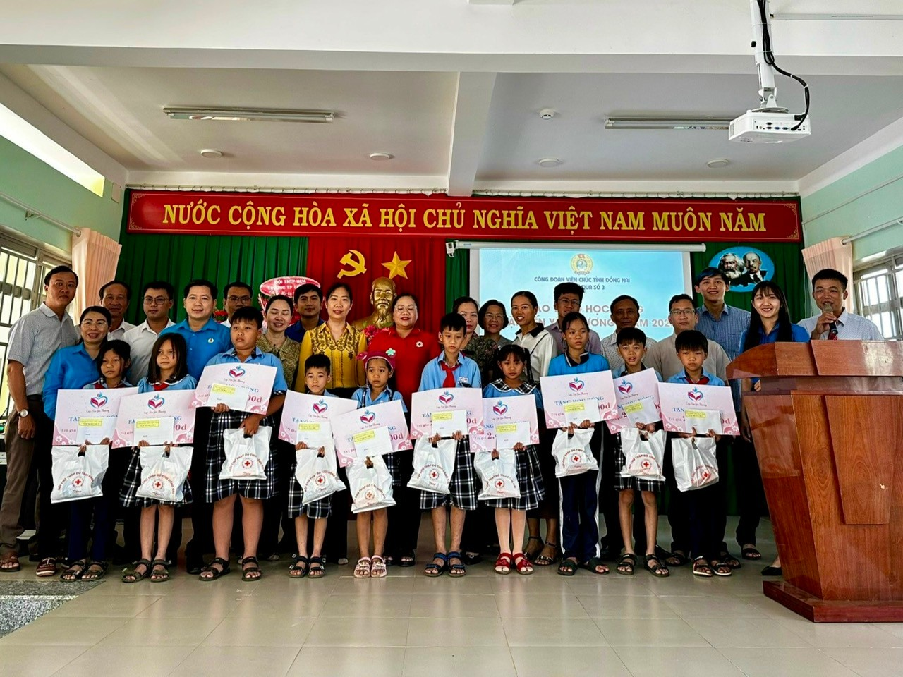 Lễ trao tặng học bổng "Cặp nến yêu thương" tại huyện Tân Phú và huyện Định Quán