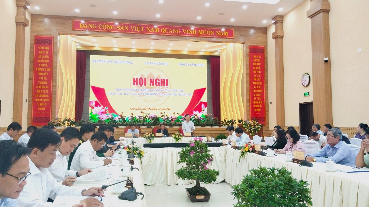 A group of people sitting at tables in a roomDescription automatically generated