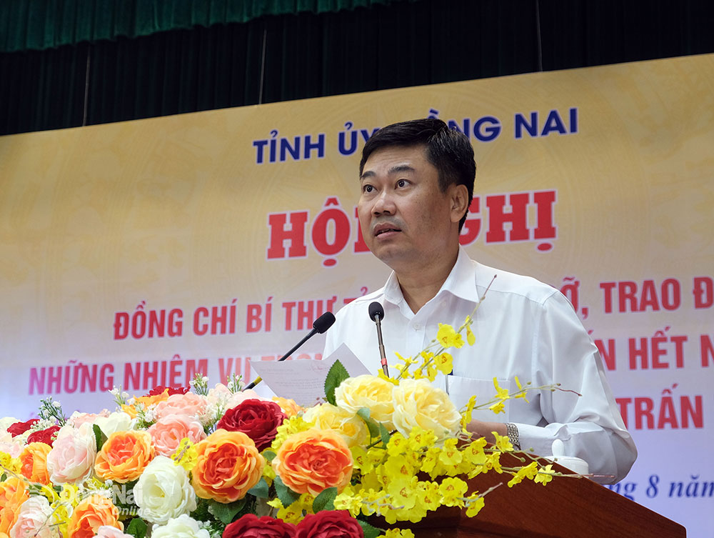 Chánh văn phòng Tỉnh ủy Viên Hồng Tiến thông qua kết quả nửa nhiệm kỳ thực hiện Nghị quyết Đại hội đại biểu Đảng bộ tỉnh lần thứ XI, nhiệm kỳ 2020-2025. Ảnh: Đắc Nhân