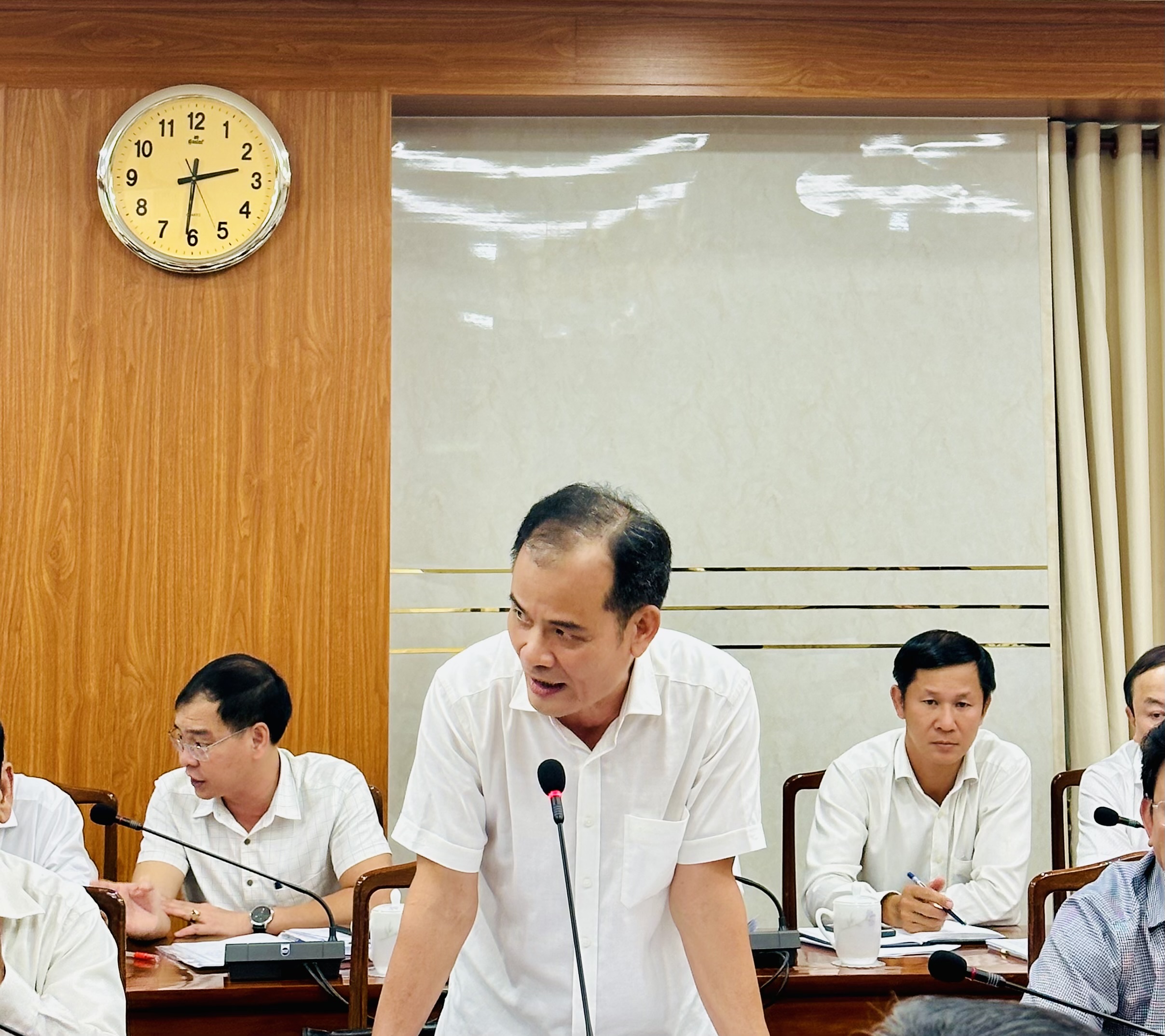 A group of people in a meetingDescription automatically generated