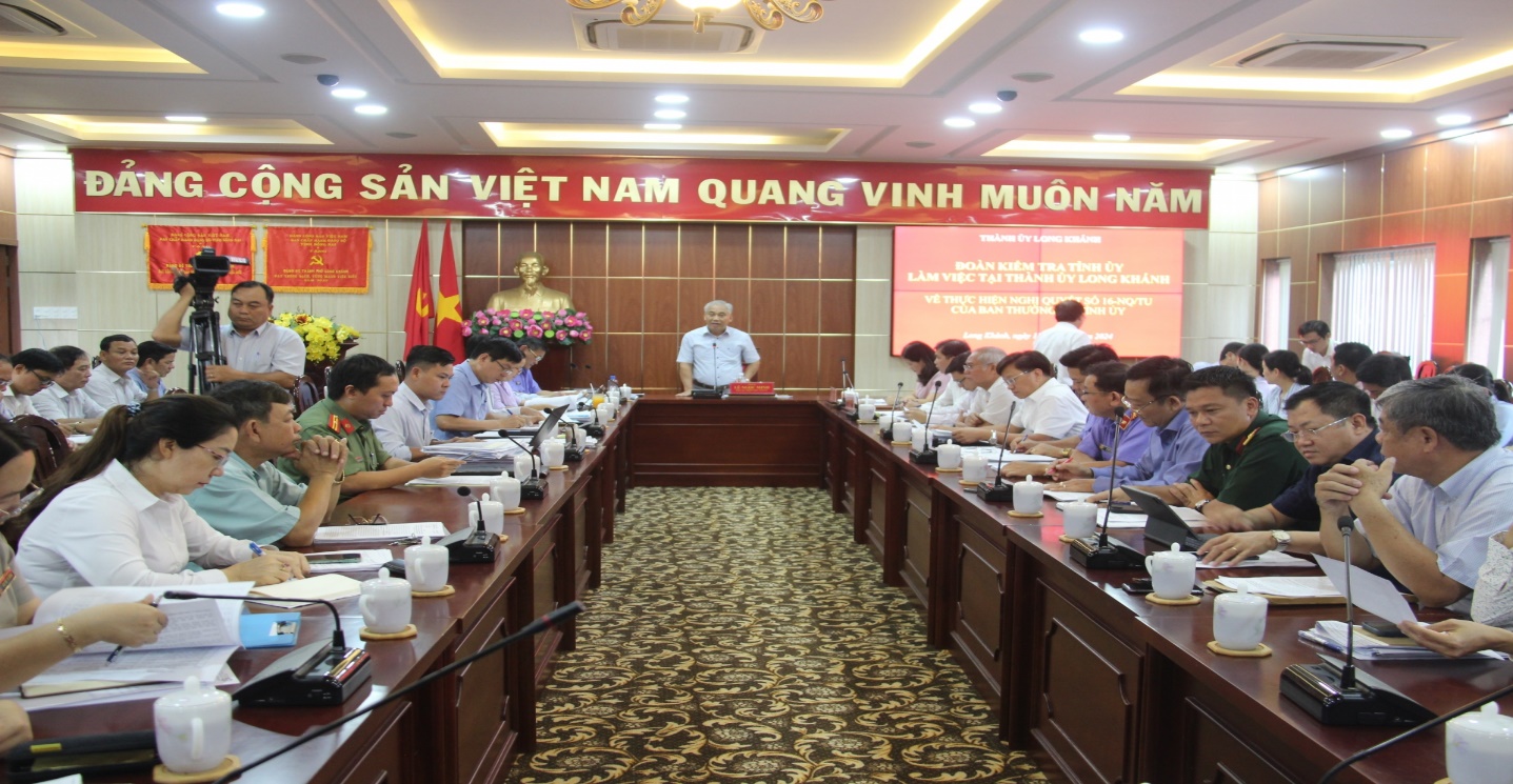 C&aacute;c đại biểu dự buổi l&agrave;m việc tại Th&agrave;nh phố Long Kh&aacute;nh. Ảnh: Trần Danh