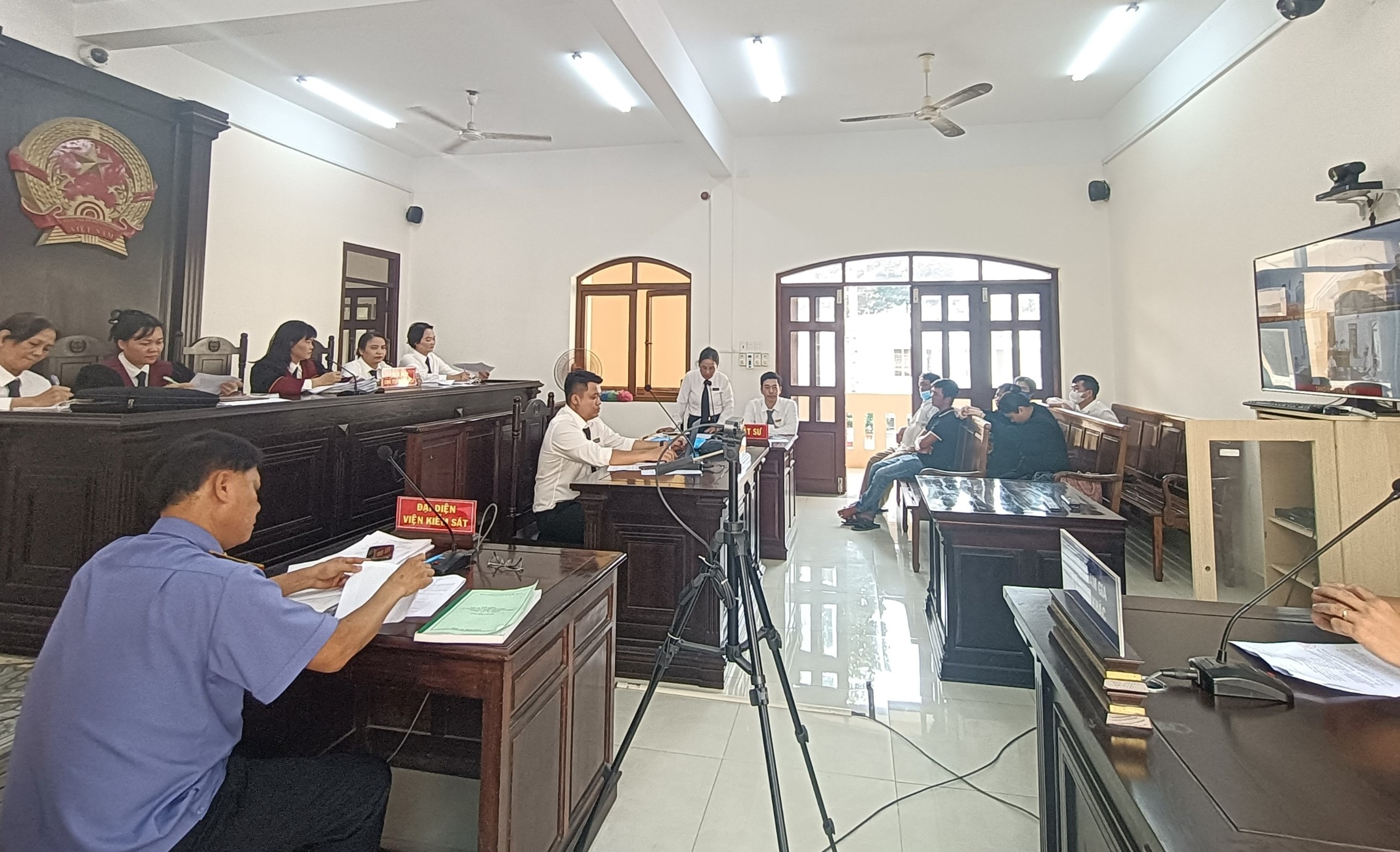Bị cáo bị đưa ra xét xử tại phiên tòa trực tuyến