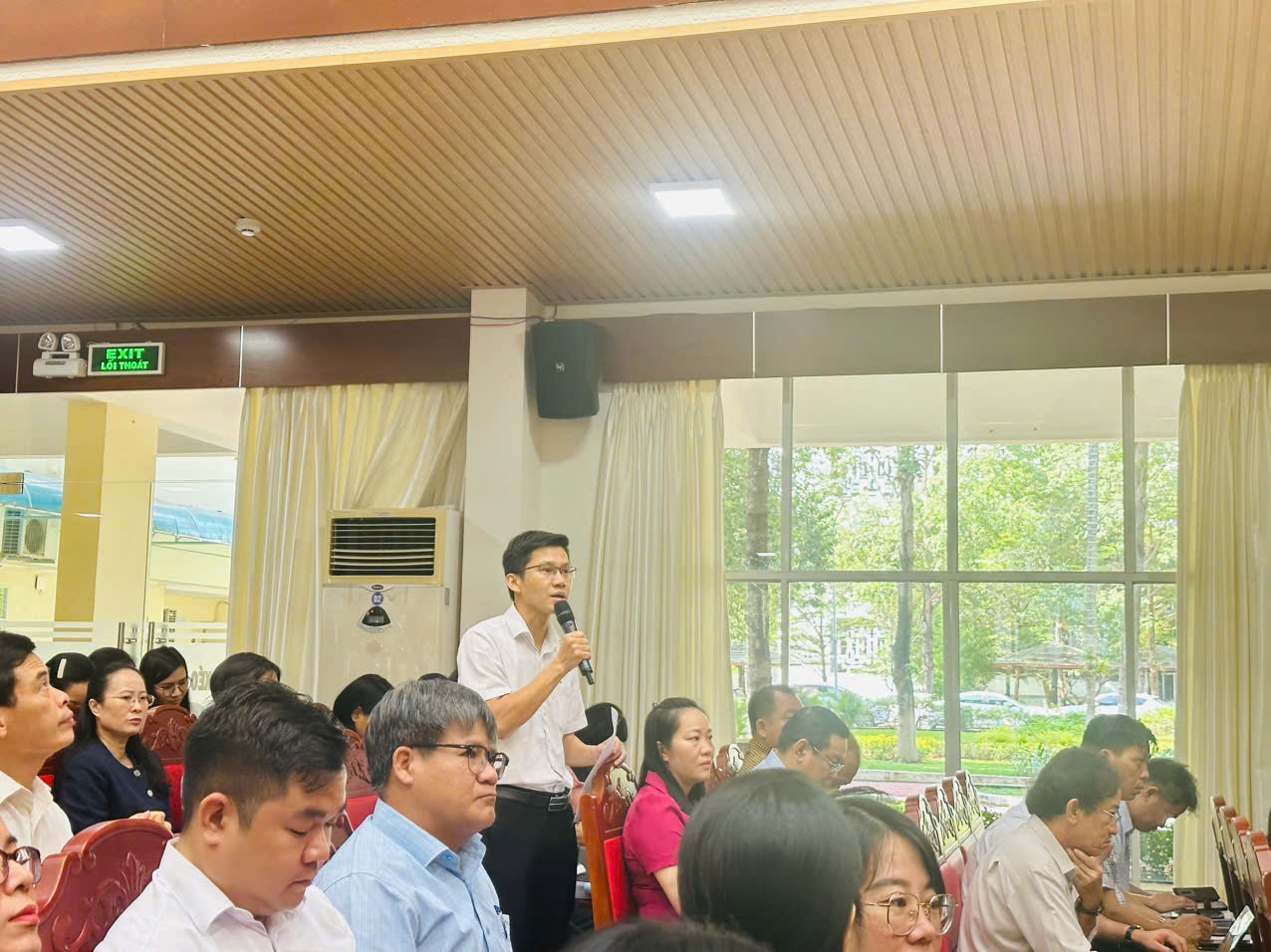 A group of people in a roomDescription automatically generated