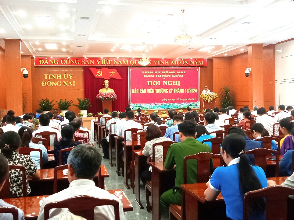 A group of people in a roomDescription automatically generated