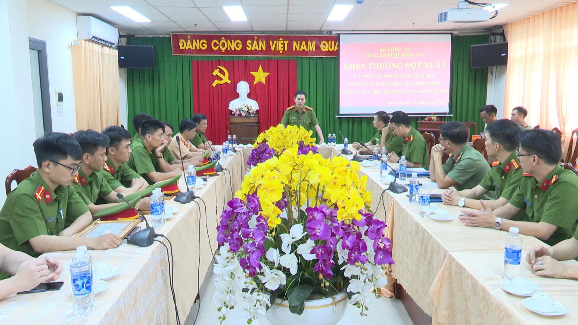 C&oacute; thể l&agrave; h&igrave;nh ảnh về 7 người, b&agrave;n v&agrave; văn bản