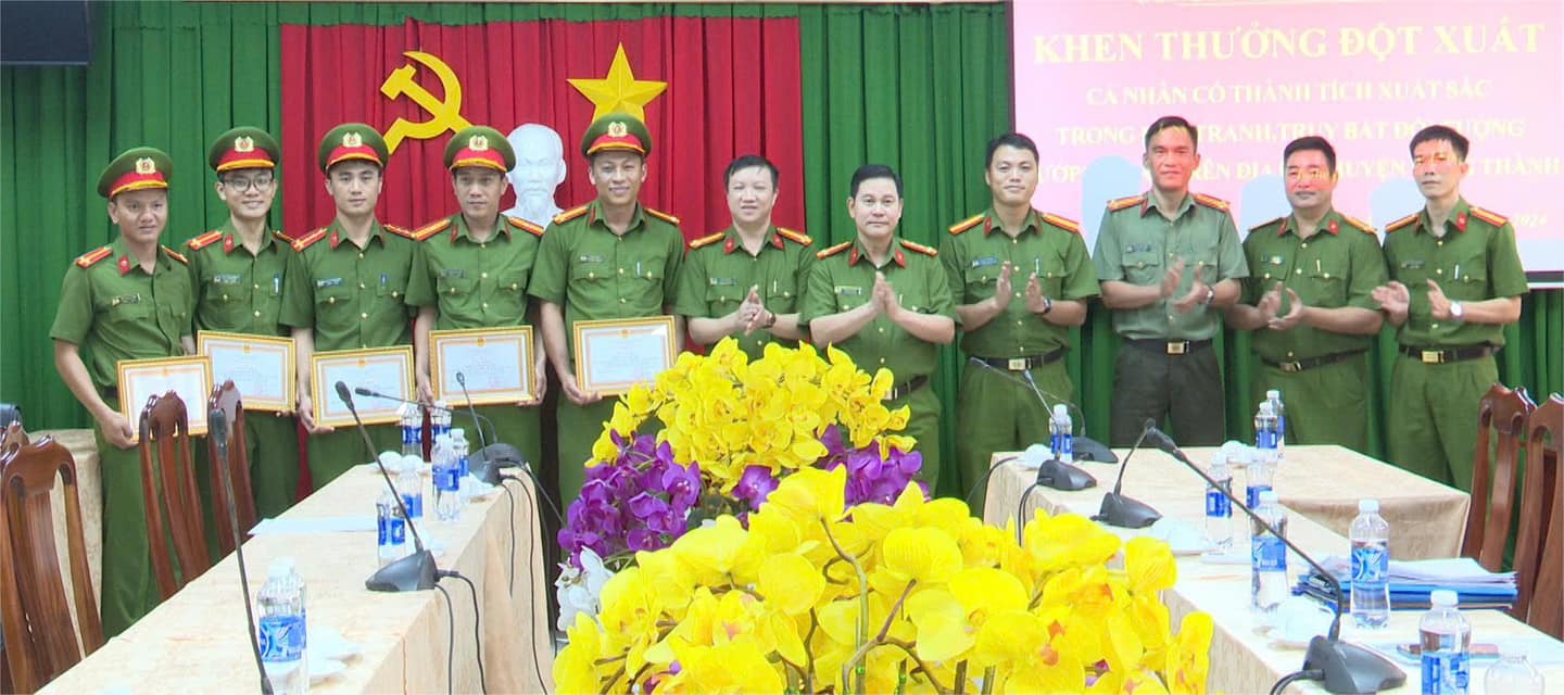 C&oacute; thể l&agrave; h&igrave;nh ảnh về 11 người v&agrave; văn bản