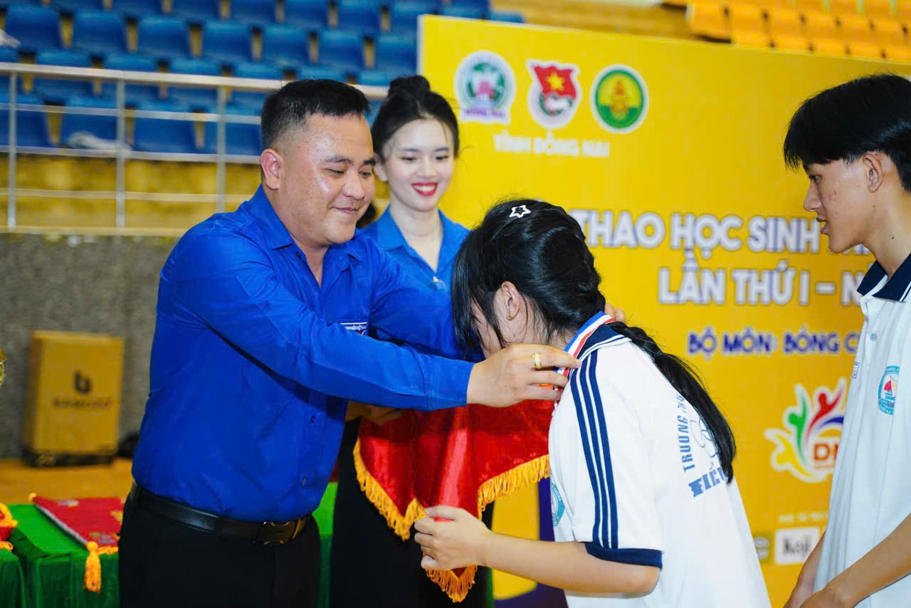 Các vận động viên tại các môn thi đấu được trao huy chương tại thành tích đạt được