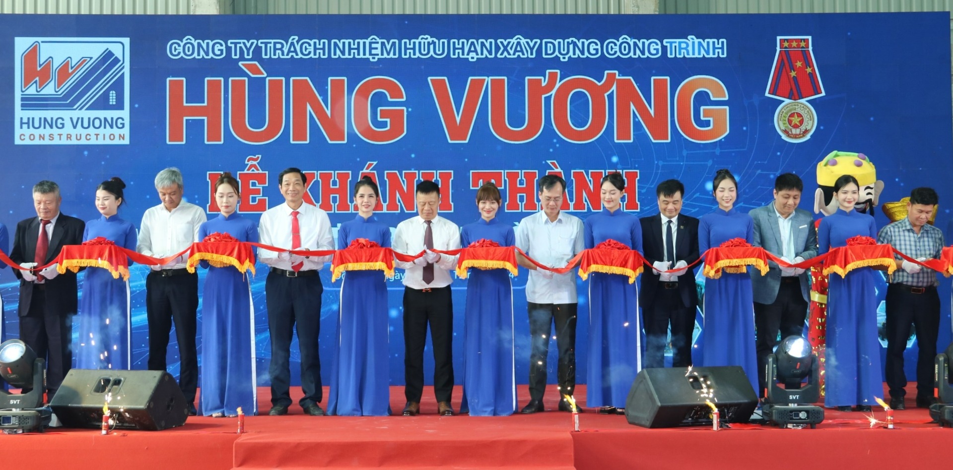 Các đại biểu cắt băng khánh thành nhà máy. Ảnh: Vương Thế