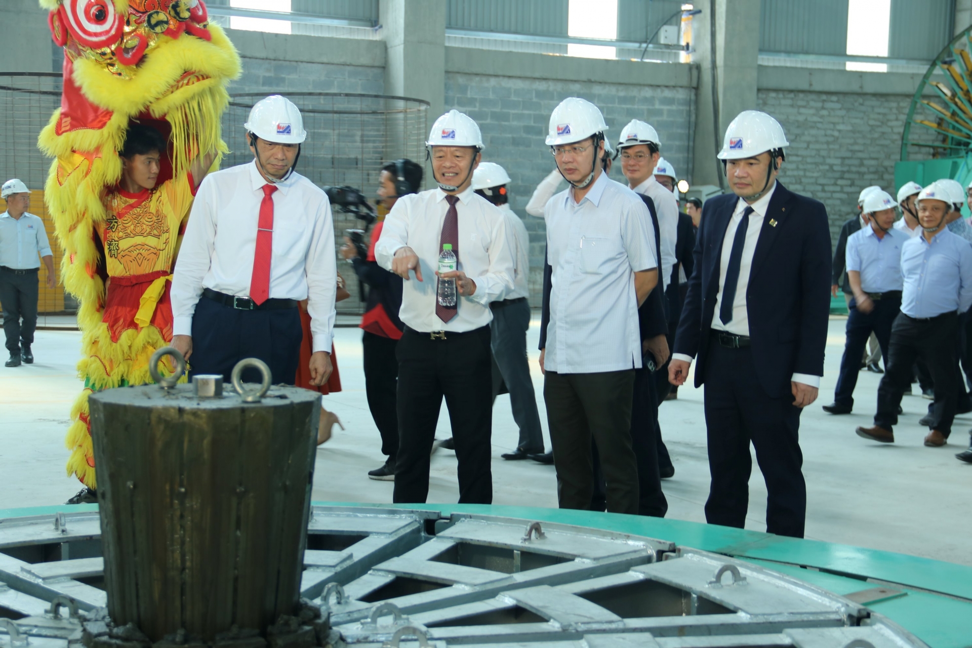 Các đại biểu tham quan quy trình sản xuất sản phẩm ống cấp nước bê tông nòng thép dự ứng lực. Ảnh: Vương Thế