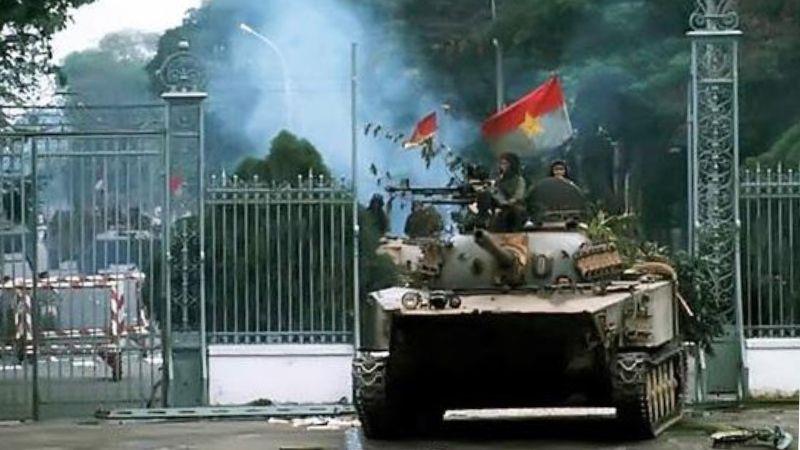 Hinh ảnh xe tăng mang số hiệu 390 húc sập cửa chính của Dinh Độc Lập