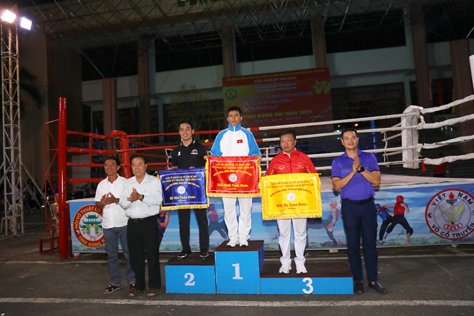 Ban tổ chức trao cờ cho 3 đơn vị dẫn đầu to&agrave;n đo&agrave;n