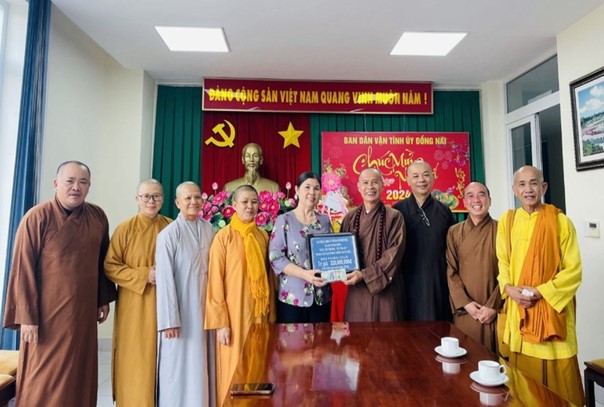 A group of people posing for a photoDescription automatically generated