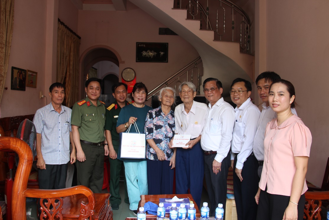 Đoàn thăm hỏi, tặng quà cho cụ Đinh Minh Mộng, ngụ phường Long Bình, thành phố Biên Hòa. Ảnh: Trần Danh
