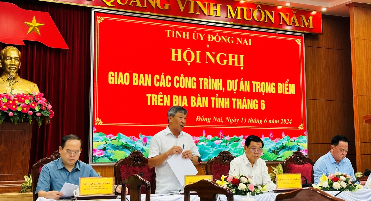 A group of people sitting at a tableDescription automatically generated