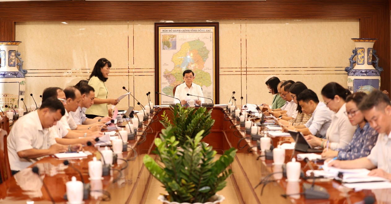 A group of people in a meetingDescription automatically generated