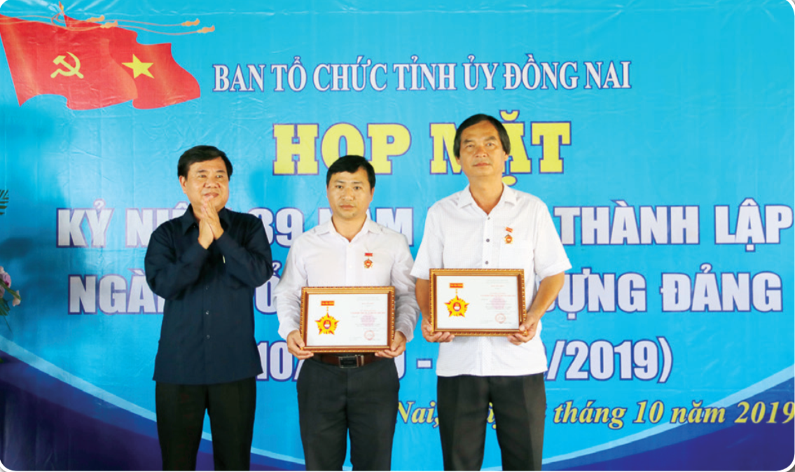 A group of men holding awardsDescription automatically generated