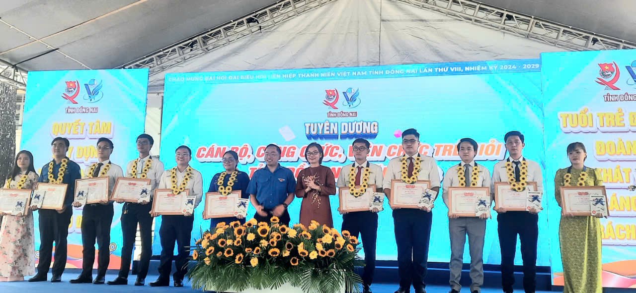 A group of people standing on a stageDescription automatically generated