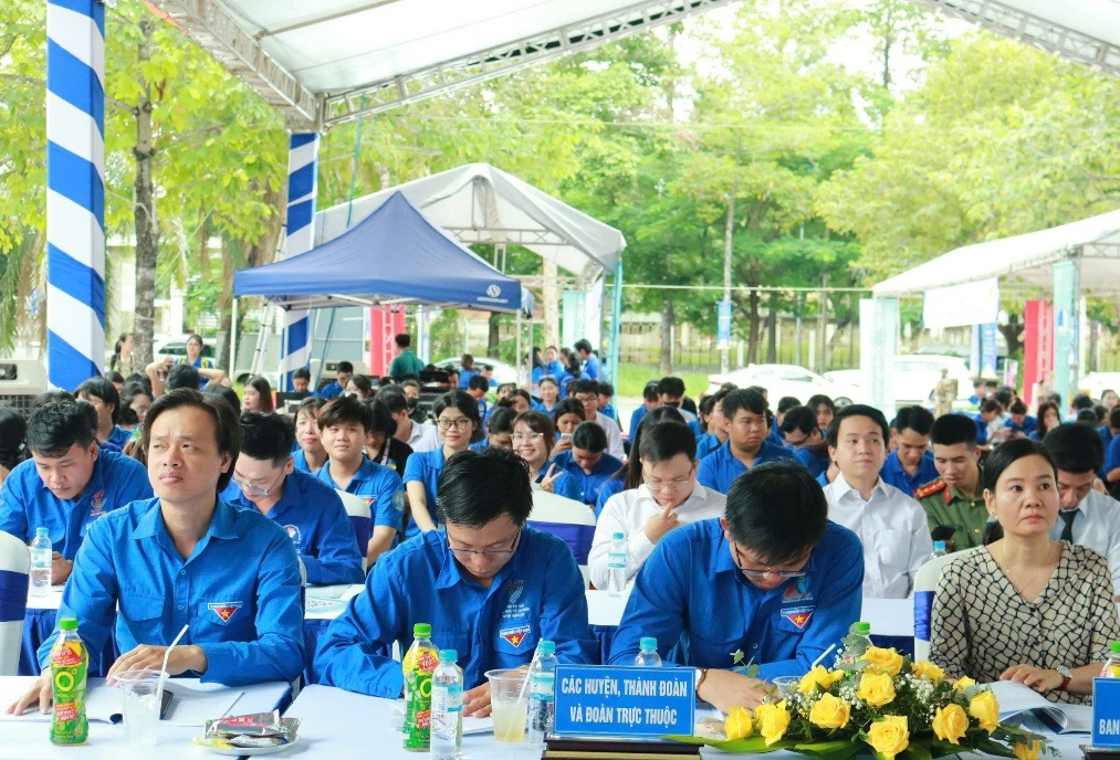 A group of people sitting at tablesDescription automatically generated