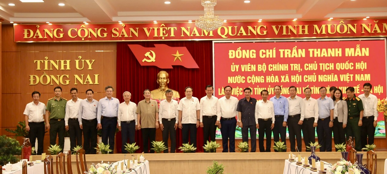 A group of people standing on a stageDescription automatically generated