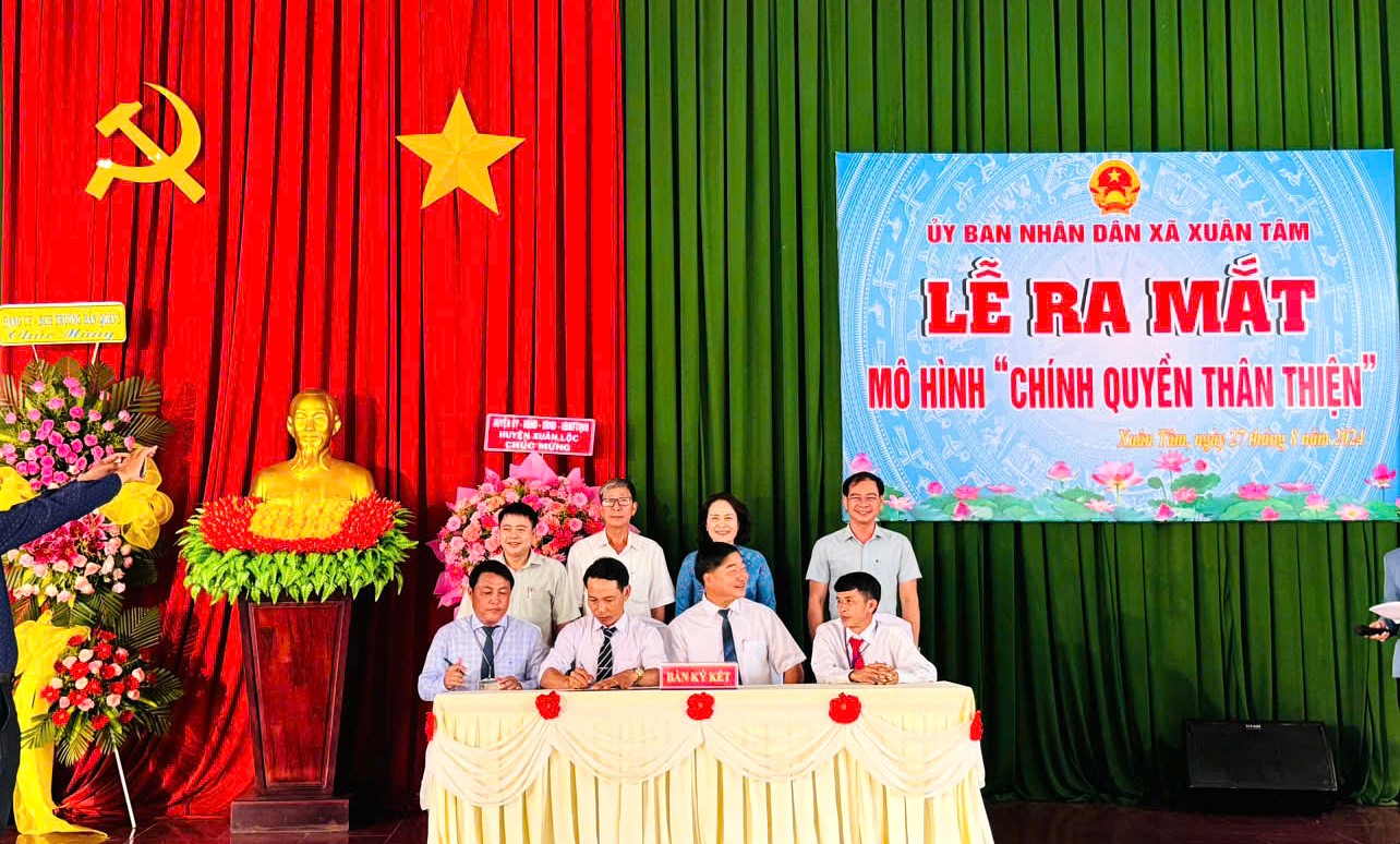 A group of people sitting at a tableDescription automatically generated