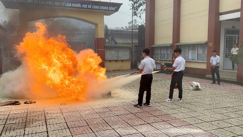 Ảnh c&oacute; chứa lửa, ngo&agrave;i trời, t&ograve;a nh&agrave;, vụ nổM&ocirc; tả được tạo tự động