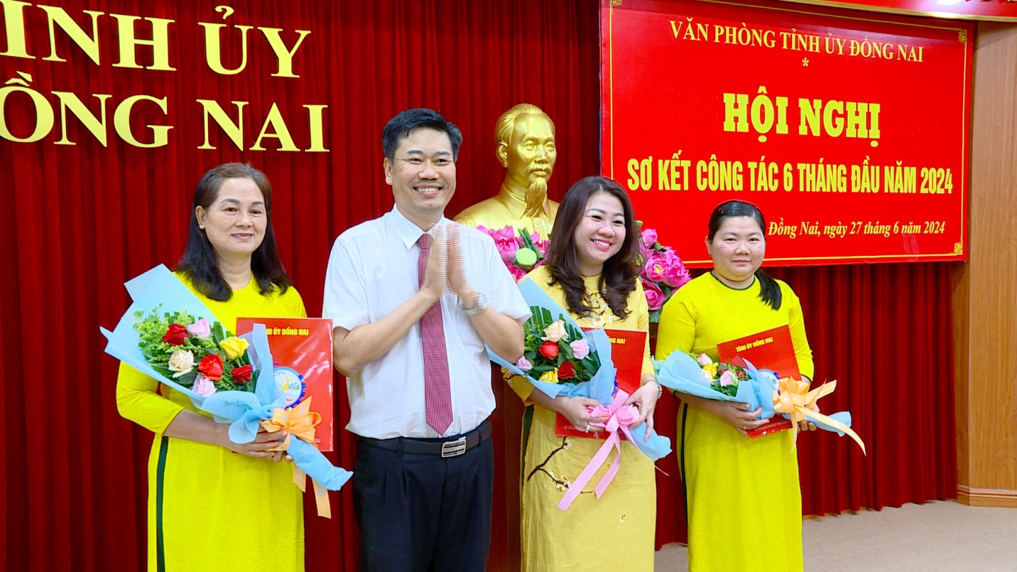 Chánh Văn phòng Tỉnh ủy Viên Hồng Tiến trao quyết định đổi lại tên các phòng của Văn phòng Tỉnh ủy. Ảnh: Ngọc Thành