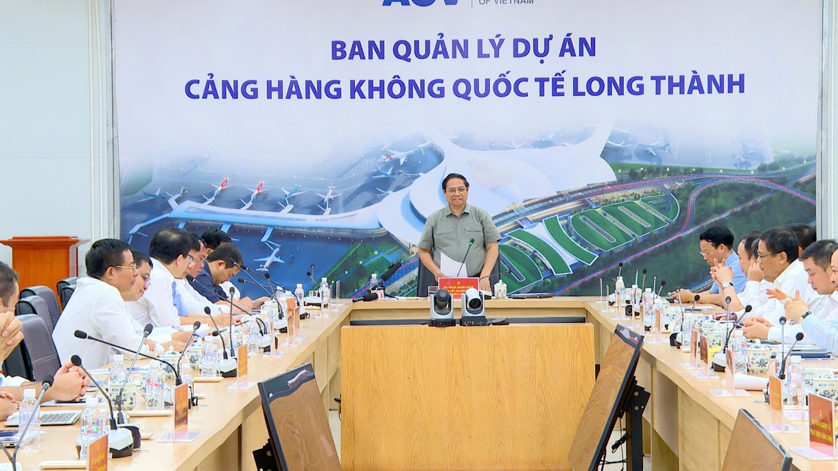 A group of people sitting at a podiumDescription automatically generated