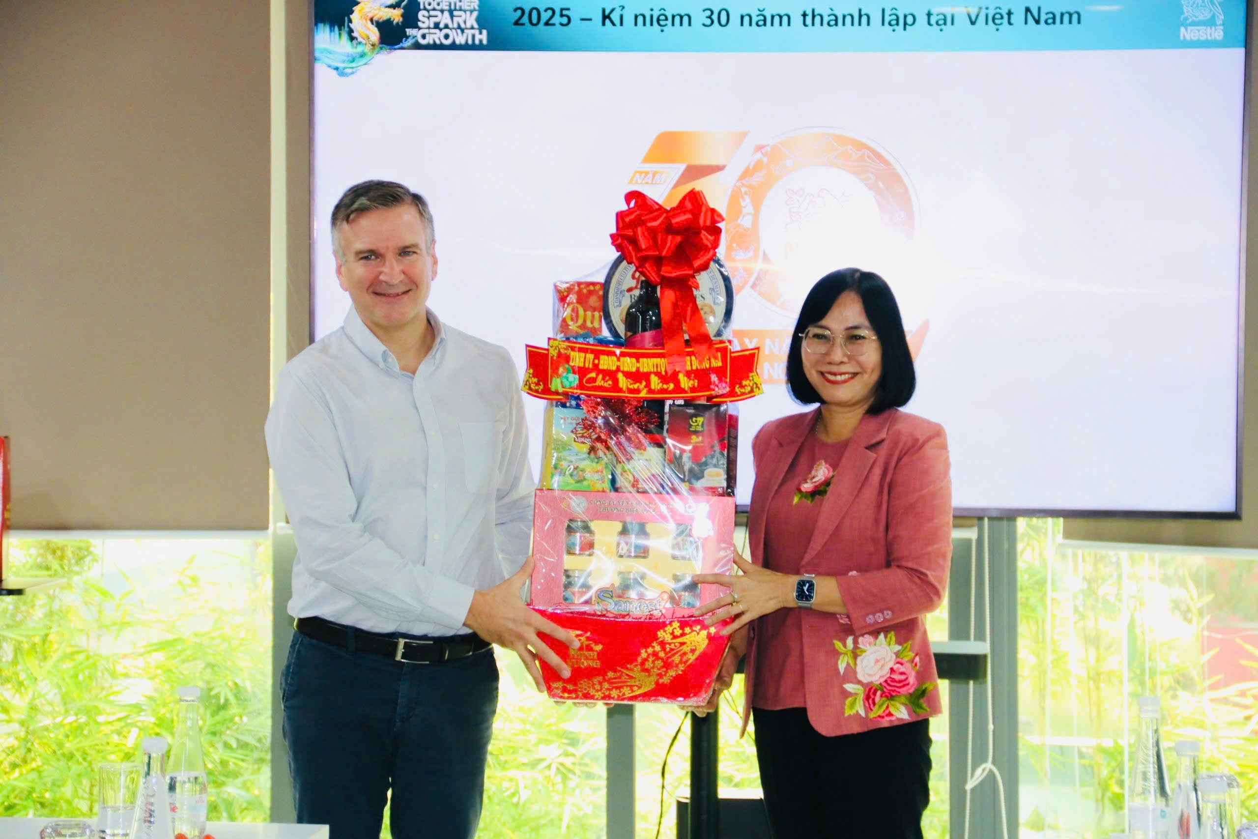 A person and person holding a gift boxDescription automatically generated