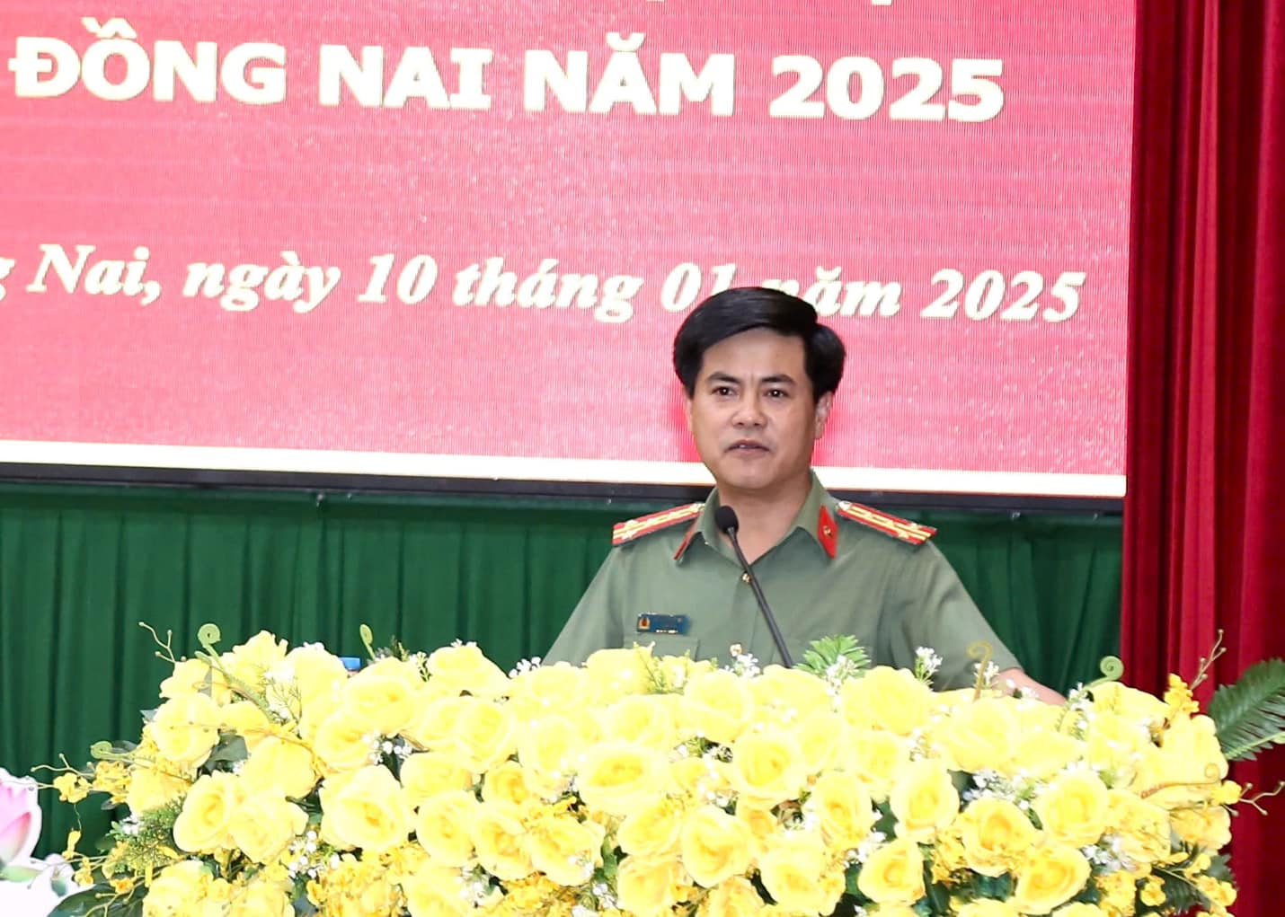 Có thể là hình ảnh về 1 người và văn bản