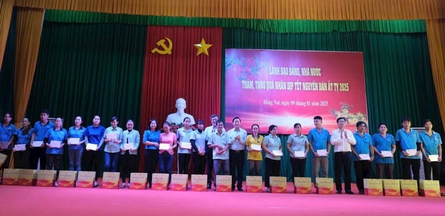 A group of people standing on a stageDescription automatically generated