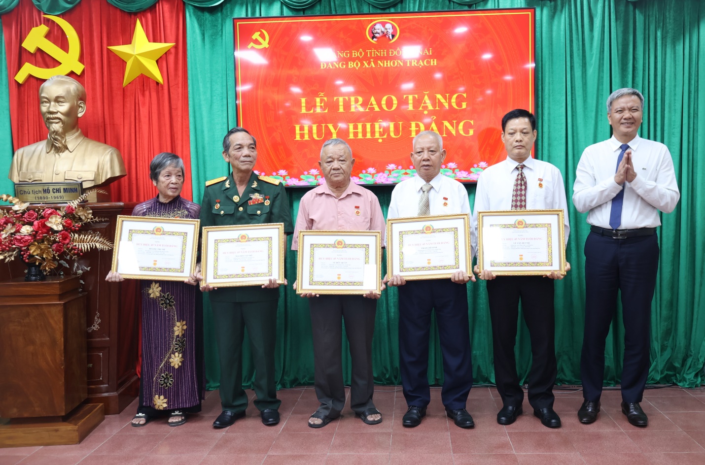 Description: G:\HÌNH ẢNH CÁC NĂM\2025\Thang 10\TRAO HUY HIỆU ĐẢNG\IMG_4197.JPG