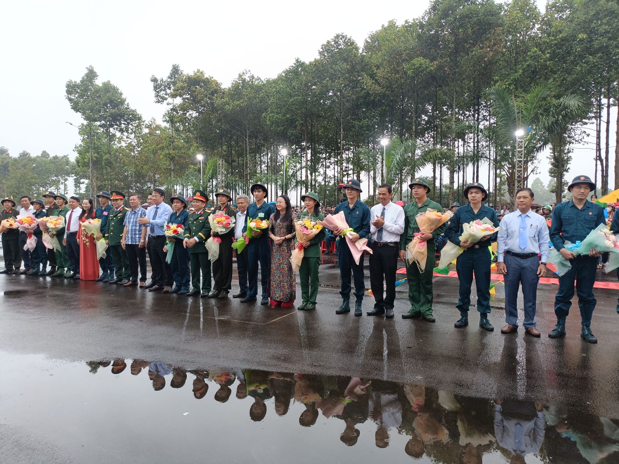 C&oacute; thể l&agrave; h&igrave;nh ảnh về 17 người