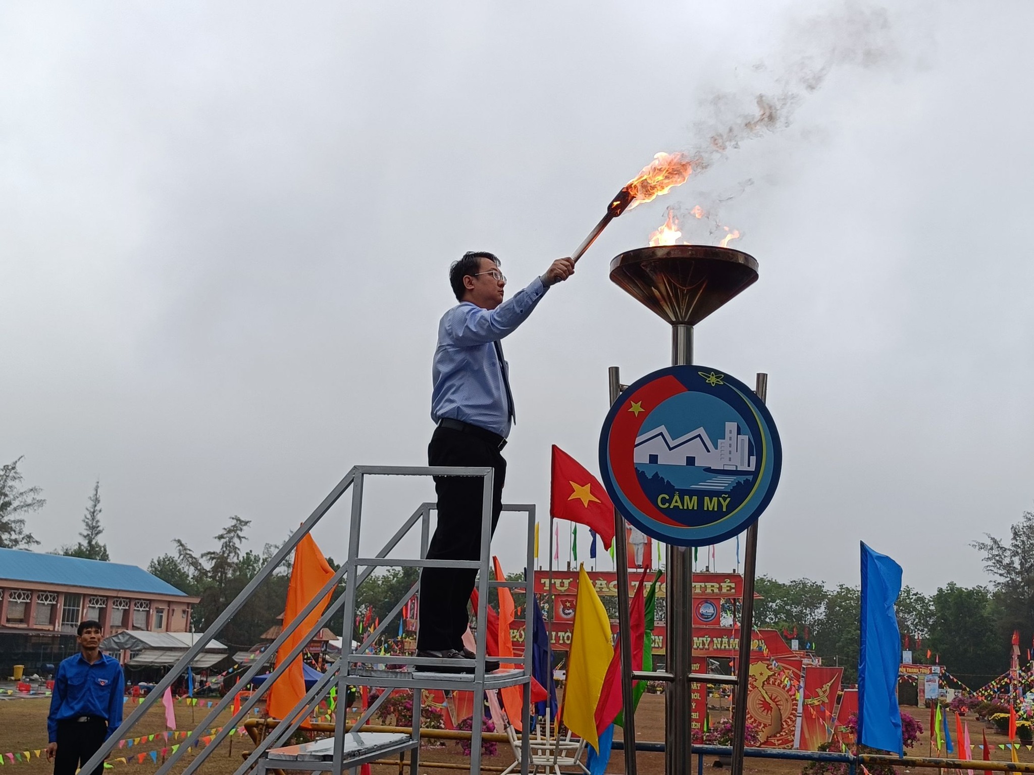 C&oacute; thể l&agrave; h&igrave;nh ảnh về 2 người, ngọn lửa v&agrave; văn bản