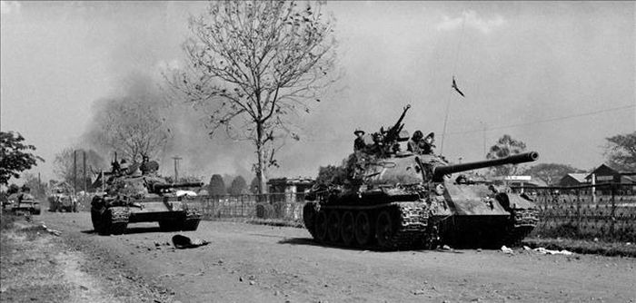 Đến ngày 17/3/1975, các mục tiêu phụ cận của địch đã bị đánh chiếm hoàn toàn, trận tiến công thị xã Buôn Ma Thuột kết thúc thắng lợi. Trong ảnh: Xe tăng quân giải phóng tiến vào thị xã Buôn Ma Thuột. Ảnh: TTXVN