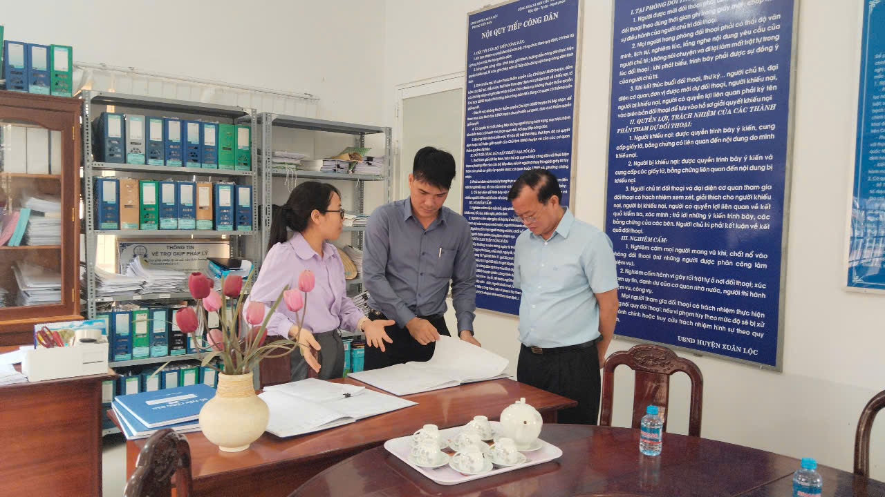 A group of people standing around a tableDescription automatically generated