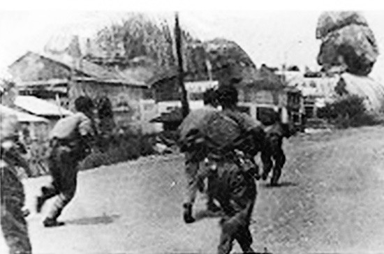Hình ảnh bộ đội Sư đoàn 7 tấn công chiếm lĩnh núi Ba Chồng - Định Quán ngày 18/3/1975 (ảnh tư liệu).