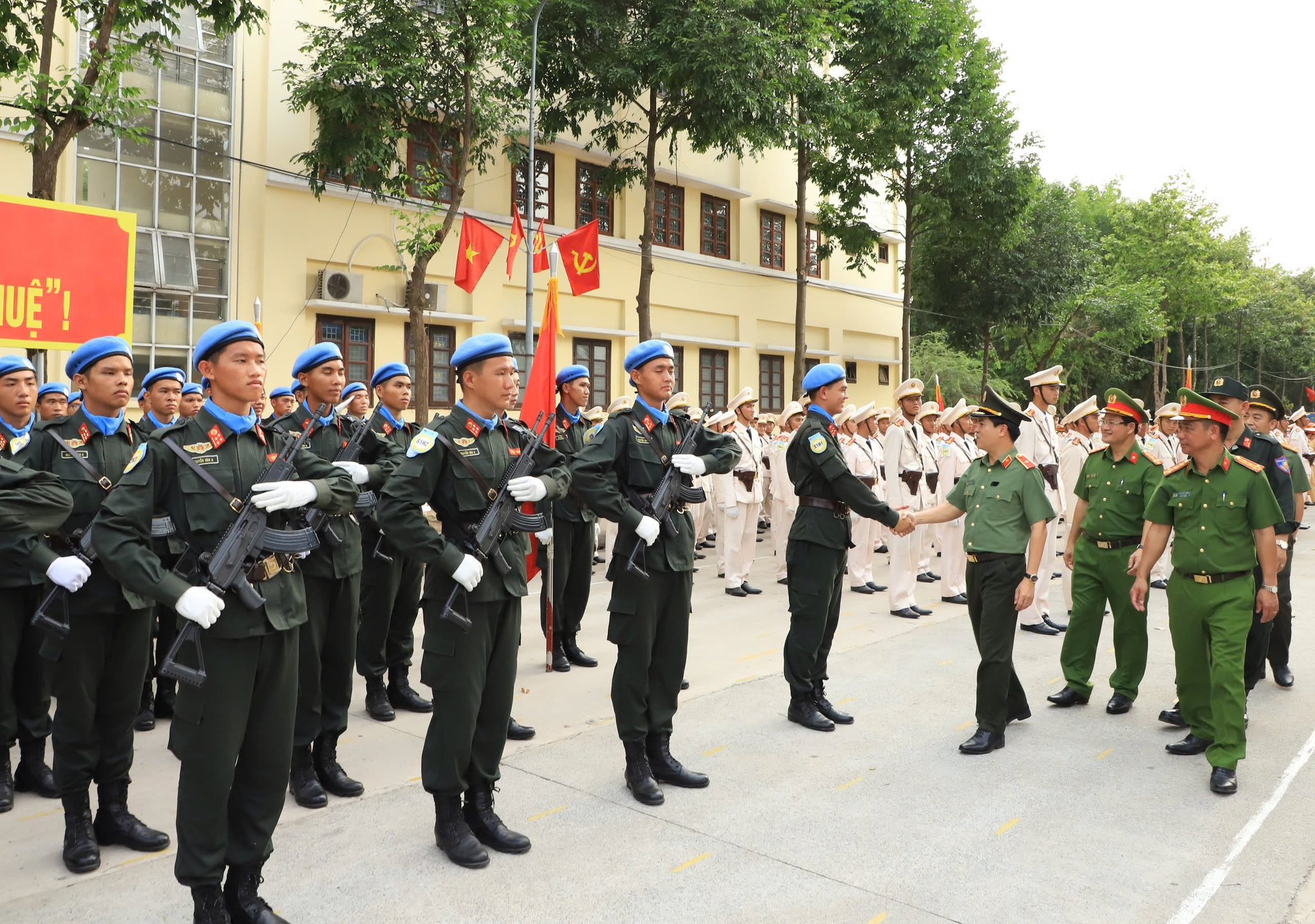 Có thể là hình ảnh về 13 người và văn bản cho biết 'UÊ'