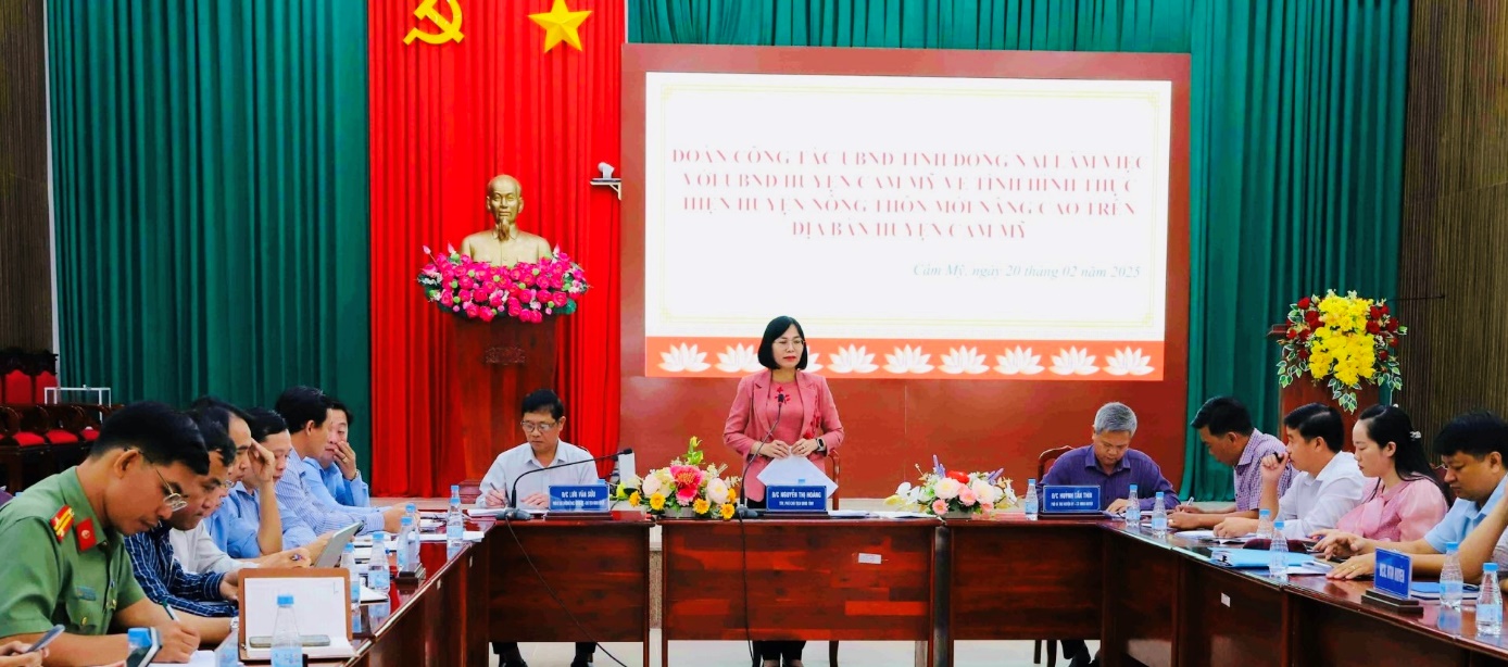 Phó chủ tịch UBND tỉnh Nguyễn Thị Hoàng chủ trì buổi làm việc tại huyện Cẩm Mỹ. Ảnh: B.Nguyên