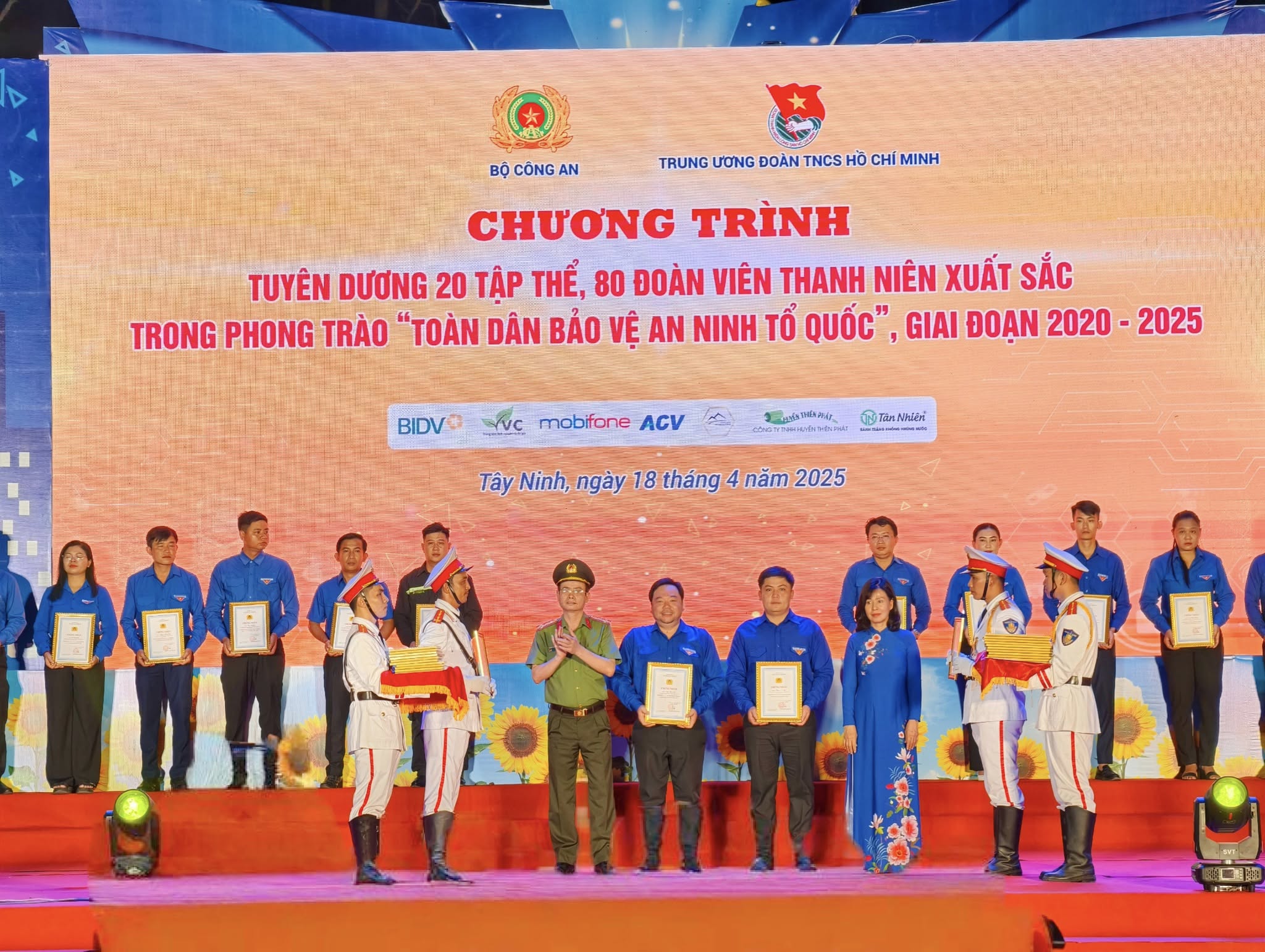 C&oacute; thể l&agrave; h&igrave;nh ảnh về 13 người v&agrave; văn bản cho biết '* BỘ C&Ocirc;NG AN TRUNG ƯƠNG ĐO&Agrave;N TNCS Ho HỒ CH&Iacute; MINH CHƯƠNG TR&Igrave;NH TUY&Ecirc;N DƯƠNG 20 TẮP THỂ, 80 ĐO&Agrave;N VI&Ecirc;N THANH NI&Ecirc;N XUẤT SẮC TRONG PHONG TR&Agrave;O 