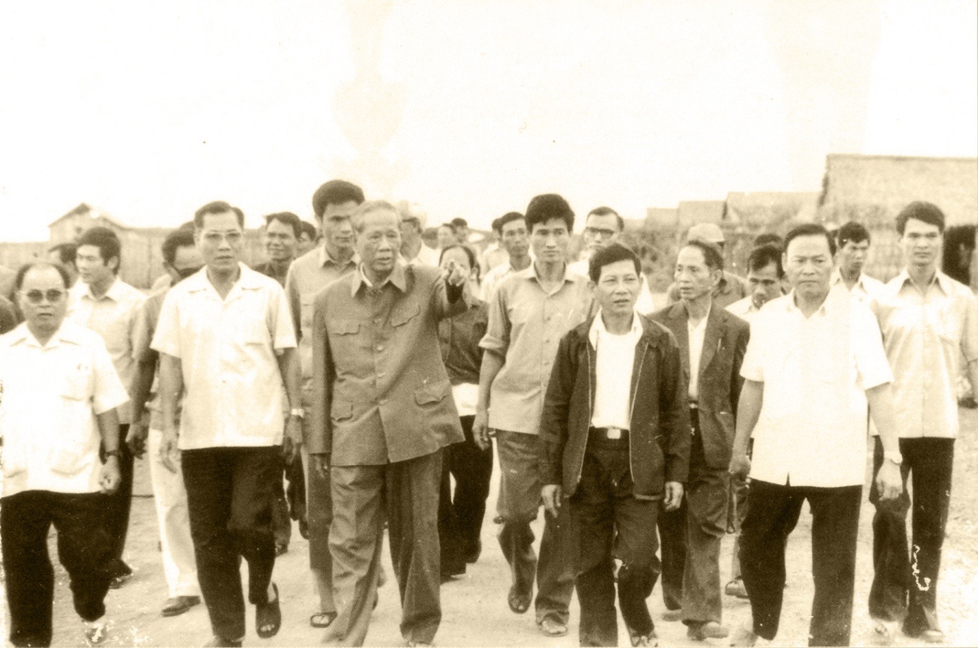 Tổng Bí thư Lê Duẩn  (hàng trước, thứ ba từ trái qua) thăm Công ty Cao su Đồng Nai, năm 1981. Ảnh:TL